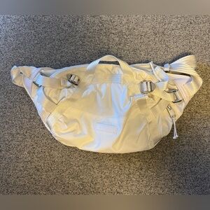 Athleta women’s EXCURSION large belt bag in color Bright White